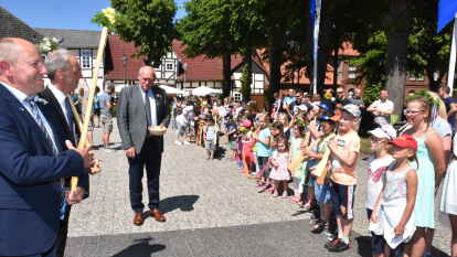 Brachte den Flecken ganz sch&ouml;n in Bewegung: das Kindersch&uuml;tzenfest. Hunderte waren auf den Beinen.