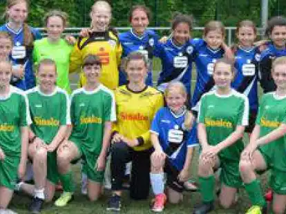 Trafen sich zum sportlichen Vergleich in der Marienstadt: die G&auml;ste von Arminia Bielefeld (blaue Trikots) und die gastgebenden D1-Juniorinnen des FSV Jever