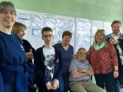 Bei ihren Gastfamilien angekommen: Ilka Kindler mit ihrer  Austauschpartnerin Muriel Bodichon und ihrem Sohn Oliver sowie (von rechts) Ralf Lemke, Tammo Lemke und Sabine Engelmann-Lemke mit Jean und Muguette Chapeau. Letztere pflegen den Austausch bereits seit 34 Jahren.