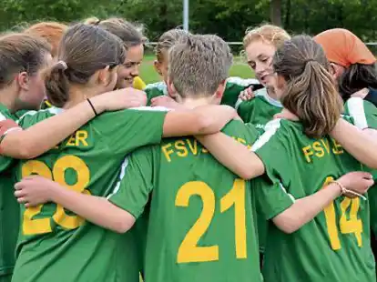 <p>Eine verschworene Gemeinschaft: Die D-Juniorinnen des FSV Jever feiern den Titelgewinn.</p>