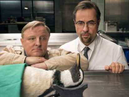 <p>Tierische Ermittlungsarbeit: Szene mit Axel Prahl als  Kommissar  Thiel  und Jan Josef Liefers als  Prof. Boerne</p>