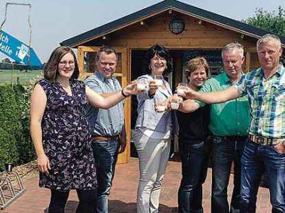 Astrid Grotel&uuml;schen  (3. von links) schaute sich die Milchtankstelle auf dem Hof der Familie Wieting an.