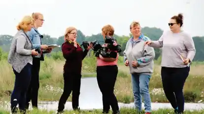 Verschiedene Teams, verschiedene Aufgaben: Sch&uuml;ler der Oberschule und Besch&auml;ftigte des Caritas-Vereins drehten im Naturschutzgebiet Schwaneburger Moor einen Naturfilm.