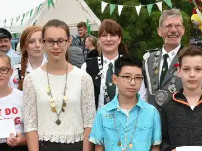 Das neue K&ouml;nigpaar Yvonne Hermann-Miebach und Roland Siegmund (mit Kette) proklamierte Pr&auml;sident Folkert Eyhusen. Adjutanten sind Kira Schuster und Mike Miebach. Jugendk&ouml;nigspaar sind Angelina Dangauer und Rouben Folkerts (Mitte) mit Carolina Dangauer und Tobias Torminski als Adjutanten.