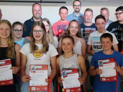 Die zw&ouml;lf neuen Schulbusbegleiter zeigten stolz ihre Urkunden vor. Zu ihnen geh&ouml;ren Marlon Dierks, Leander Harms, Kian Harms, Magnus Gebauer und Yara Kr&uuml;ger (7a) sowie Lotta Mosler, Merle Segger, Lena Wessels, Stina Timmermann, Marvin Gernoth, Janina Freels und Jonna Schr&ouml;der-Hayen (7b).
