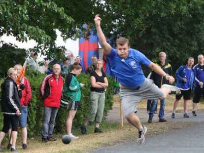 Die Bo&szlig;lerinnen und Bo&szlig;ler aus dem Klootschie&szlig;er-Landesverband Oldenburg haben am Wochenende ihren erfolgsverw&ouml;hnten Rivalen aus Ostfriesland bei den Einzel-Meisterschaften des Friesischen Klootschie&szlig;erverbands (FKV) in Zetel das Leben schwer gemacht. Beide Landesverb&auml;nde holten am Ende jeweils 63 Medaillen.