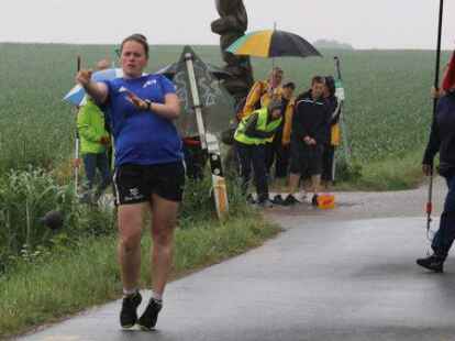 Die Bo&szlig;lerinnen und Bo&szlig;ler aus dem Klootschie&szlig;er-Landesverband Oldenburg haben am Wochenende ihren erfolgsverw&ouml;hnten Rivalen aus Ostfriesland bei den Einzel-Meisterschaften des Friesischen Klootschie&szlig;erverbands (FKV) in Zetel das Leben schwer gemacht. Beide Landesverb&auml;nde holten am Ende jeweils 63 Medaillen.