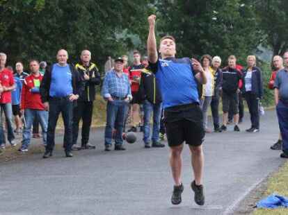 Die Bo&szlig;lerinnen und Bo&szlig;ler aus dem Klootschie&szlig;er-Landesverband Oldenburg haben am Wochenende ihren erfolgsverw&ouml;hnten Rivalen aus Ostfriesland bei den Einzel-Meisterschaften des Friesischen Klootschie&szlig;erverbands (FKV) in Zetel das Leben schwer gemacht. Beide Landesverb&auml;nde holten am Ende jeweils 63 Medaillen.