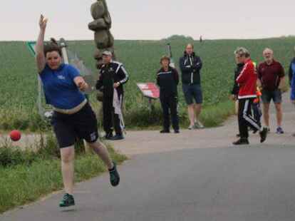 Die Bo&szlig;lerinnen und Bo&szlig;ler aus dem Klootschie&szlig;er-Landesverband Oldenburg haben am Wochenende ihren erfolgsverw&ouml;hnten Rivalen aus Ostfriesland bei den Einzel-Meisterschaften des Friesischen Klootschie&szlig;erverbands (FKV) in Zetel das Leben schwer gemacht. Beide Landesverb&auml;nde holten am Ende jeweils 63 Medaillen.