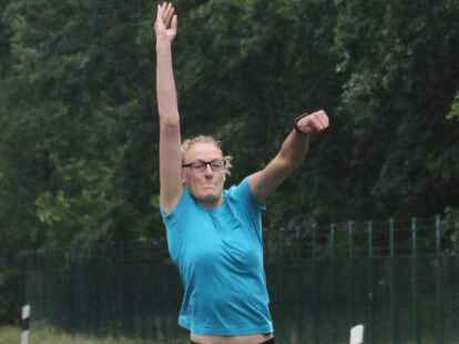 Die Bo&szlig;lerinnen und Bo&szlig;ler aus dem Klootschie&szlig;er-Landesverband Oldenburg haben am Wochenende ihren erfolgsverw&ouml;hnten Rivalen aus Ostfriesland bei den Einzel-Meisterschaften des Friesischen Klootschie&szlig;erverbands (FKV) in Zetel das Leben schwer gemacht. Beide Landesverb&auml;nde holten am Ende jeweils 63 Medaillen.