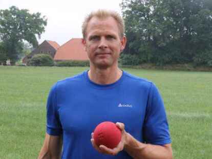 Die Bo&szlig;lerinnen und Bo&szlig;ler aus dem Klootschie&szlig;er-Landesverband Oldenburg haben am Wochenende ihren erfolgsverw&ouml;hnten Rivalen aus Ostfriesland bei den Einzel-Meisterschaften des Friesischen Klootschie&szlig;erverbands (FKV) in Zetel das Leben schwer gemacht. Beide Landesverb&auml;nde holten am Ende jeweils 63 Medaillen.