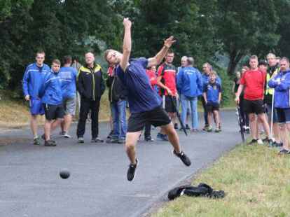 Die Bo&szlig;lerinnen und Bo&szlig;ler aus dem Klootschie&szlig;er-Landesverband Oldenburg haben am Wochenende ihren erfolgsverw&ouml;hnten Rivalen aus Ostfriesland bei den Einzel-Meisterschaften des Friesischen Klootschie&szlig;erverbands (FKV) in Zetel das Leben schwer gemacht. Beide Landesverb&auml;nde holten am Ende jeweils 63 Medaillen.