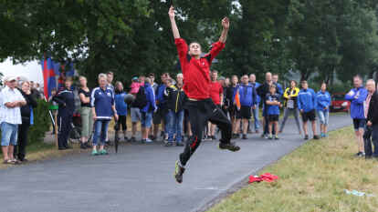 Die Bo&szlig;lerinnen und Bo&szlig;ler aus dem Klootschie&szlig;er-Landesverband Oldenburg haben am Wochenende ihren erfolgsverw&ouml;hnten Rivalen aus Ostfriesland bei den Einzel-Meisterschaften des Friesischen Klootschie&szlig;erverbands (FKV) in Zetel das Leben schwer gemacht. Beide Landesverb&auml;nde holten am Ende jeweils 63 Medaillen.
