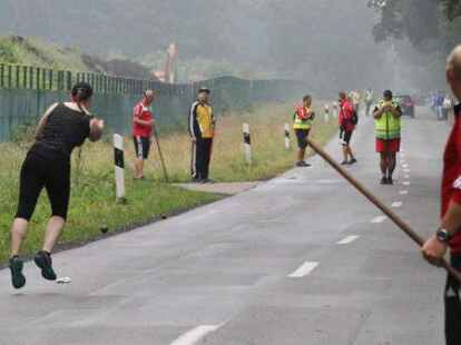 Die Bo&szlig;lerinnen und Bo&szlig;ler aus dem Klootschie&szlig;er-Landesverband Oldenburg haben am Wochenende ihren erfolgsverw&ouml;hnten Rivalen aus Ostfriesland bei den Einzel-Meisterschaften des Friesischen Klootschie&szlig;erverbands (FKV) in Zetel das Leben schwer gemacht. Beide Landesverb&auml;nde holten am Ende jeweils 63 Medaillen.