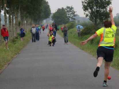 Die Bo&szlig;lerinnen und Bo&szlig;ler aus dem Klootschie&szlig;er-Landesverband Oldenburg haben am Wochenende ihren erfolgsverw&ouml;hnten Rivalen aus Ostfriesland bei den Einzel-Meisterschaften des Friesischen Klootschie&szlig;erverbands (FKV) in Zetel das Leben schwer gemacht. Beide Landesverb&auml;nde holten am Ende jeweils 63 Medaillen.