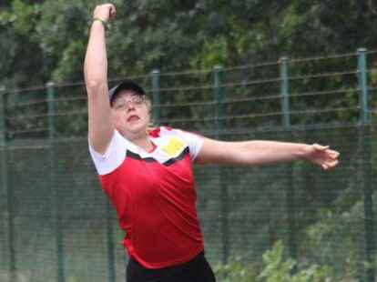 Die Bo&szlig;lerinnen und Bo&szlig;ler aus dem Klootschie&szlig;er-Landesverband Oldenburg haben am Wochenende ihren erfolgsverw&ouml;hnten Rivalen aus Ostfriesland bei den Einzel-Meisterschaften des Friesischen Klootschie&szlig;erverbands (FKV) in Zetel das Leben schwer gemacht. Beide Landesverb&auml;nde holten am Ende jeweils 63 Medaillen.