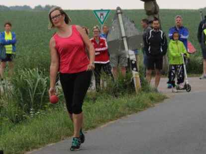 Die Bo&szlig;lerinnen und Bo&szlig;ler aus dem Klootschie&szlig;er-Landesverband Oldenburg haben am Wochenende ihren erfolgsverw&ouml;hnten Rivalen aus Ostfriesland bei den Einzel-Meisterschaften des Friesischen Klootschie&szlig;erverbands (FKV) in Zetel das Leben schwer gemacht. Beide Landesverb&auml;nde holten am Ende jeweils 63 Medaillen.
