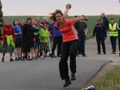 Die Bo&szlig;lerinnen und Bo&szlig;ler aus dem Klootschie&szlig;er-Landesverband Oldenburg haben am Wochenende ihren erfolgsverw&ouml;hnten Rivalen aus Ostfriesland bei den Einzel-Meisterschaften des Friesischen Klootschie&szlig;erverbands (FKV) in Zetel das Leben schwer gemacht. Beide Landesverb&auml;nde holten am Ende jeweils 63 Medaillen.
