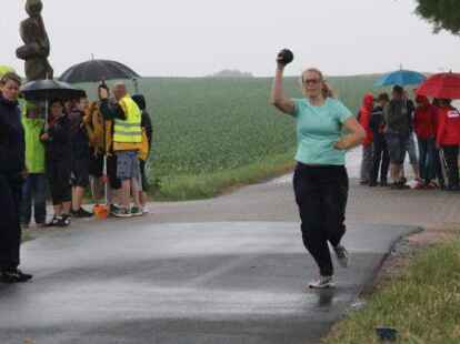 Die Bo&szlig;lerinnen und Bo&szlig;ler aus dem Klootschie&szlig;er-Landesverband Oldenburg haben am Wochenende ihren erfolgsverw&ouml;hnten Rivalen aus Ostfriesland bei den Einzel-Meisterschaften des Friesischen Klootschie&szlig;erverbands (FKV) in Zetel das Leben schwer gemacht. Beide Landesverb&auml;nde holten am Ende jeweils 63 Medaillen.