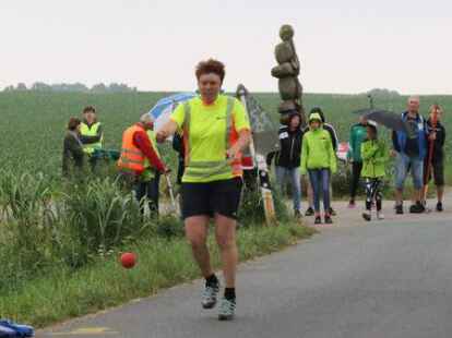 Die Bo&szlig;lerinnen und Bo&szlig;ler aus dem Klootschie&szlig;er-Landesverband Oldenburg haben am Wochenende ihren erfolgsverw&ouml;hnten Rivalen aus Ostfriesland bei den Einzel-Meisterschaften des Friesischen Klootschie&szlig;erverbands (FKV) in Zetel das Leben schwer gemacht. Beide Landesverb&auml;nde holten am Ende jeweils 63 Medaillen.