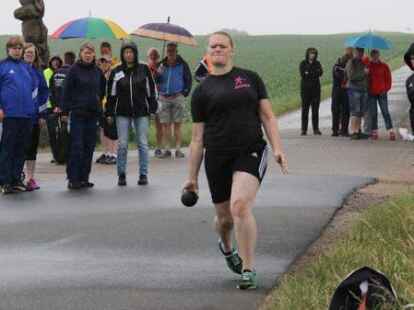 Die Bo&szlig;lerinnen und Bo&szlig;ler aus dem Klootschie&szlig;er-Landesverband Oldenburg haben am Wochenende ihren erfolgsverw&ouml;hnten Rivalen aus Ostfriesland bei den Einzel-Meisterschaften des Friesischen Klootschie&szlig;erverbands (FKV) in Zetel das Leben schwer gemacht. Beide Landesverb&auml;nde holten am Ende jeweils 63 Medaillen.