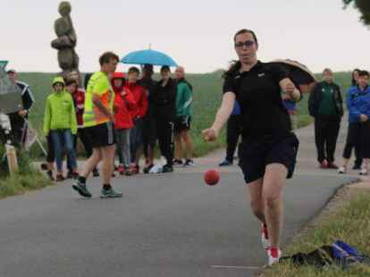 Die Bo&szlig;lerinnen und Bo&szlig;ler aus dem Klootschie&szlig;er-Landesverband Oldenburg haben am Wochenende ihren erfolgsverw&ouml;hnten Rivalen aus Ostfriesland bei den Einzel-Meisterschaften des Friesischen Klootschie&szlig;erverbands (FKV) in Zetel das Leben schwer gemacht. Beide Landesverb&auml;nde holten am Ende jeweils 63 Medaillen.
