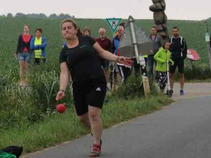 Die Bo&szlig;lerinnen und Bo&szlig;ler aus dem Klootschie&szlig;er-Landesverband Oldenburg haben am Wochenende ihren erfolgsverw&ouml;hnten Rivalen aus Ostfriesland bei den Einzel-Meisterschaften des Friesischen Klootschie&szlig;erverbands (FKV) in Zetel das Leben schwer gemacht. Beide Landesverb&auml;nde holten am Ende jeweils 63 Medaillen.