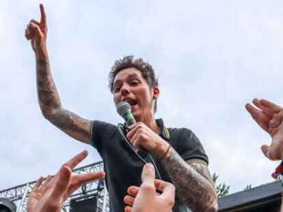 Nah am Publikum: Mancher S&auml;nger lie&szlig; es sich nicht nehmen, den Fans einen kurzen Besuch abzustatten.