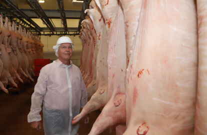 Henning Pleus im K&uuml;hlraum seines Schlachthofes (Foto: Claus Hock)
