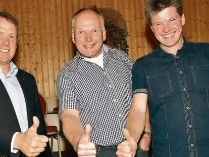 Daumen hoch! Das Vorsitzenden-Trio an der Spitze des Landvolkvereins f&uuml;r die  Gemeinde Hude: Renke D&auml;hlmann (von links), Ingo Wachtendorf und J&ouml;rn Wragge.