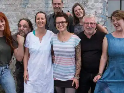 Machen mit beim Illustratoren-Festival (vorne von links): Bina Wirth, Ulli Bohmann, Kim Kraska, Sabrina Kr&auml;mer Norbert Egdorf und Yvonne Semken. Hinten: Carsten Fuhrmann und Petra Bergmann.