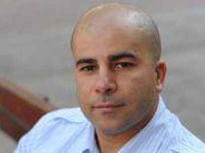 <p>                        Autor dieses Beitrages ist Arye Sharuz Shalicar (40). Er ist in Deutschland als Sohn j&uuml;discher Eltern aus dem Iran aufgewachsen und heute Abteilungsleiter im israelischen Geheimdienstministerium im B&uuml;ro des Ministerpr&auml;sidenten. Shalicar schreibt regelm&auml;&szlig;ig exklusive Gastbeitr&auml;ge f&uuml;r diese Zeitung.         </p>