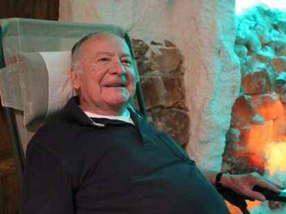 Joachim Salamero aus Neuenburg: &bdquo;Am besten ist die Wirkung des Salzes ja direkt neben der Saline. Da setze ich mich immer hin. Ich habe Sinusitis und chronische Bronchitis und seit ich hier bin, hat sich das alles verbessert. Mir gef&auml;llt auch die Musik und diese Ruhe, man kann wunderbar relaxen.&ldquo;