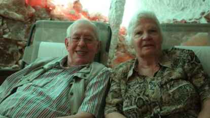 Elfriede und  Walter Daxl aus Grabstede: &bdquo;Drau&szlig;en atmet man nur die verpestete Luft. Die Luft hier ist ja zehn Mal sauberer. So frische Luft wie in einer Salzgrotte bekommt man sonst nirgendwo. Wir kennen solche Grotten aus dem Urlaub, unter anderem von Mallorca und aus Bayern, und sind froh, dass Regine Kniebeler den Mut gefunden hat, hier in Bockhorn so etwas zu er&ouml;ffnen.&ldquo;