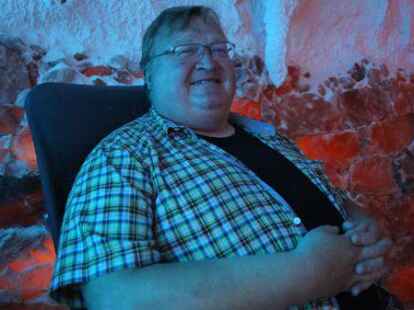 Henning Schweer aus Bockhorn: &bdquo;Seit der Er&ouml;ffnung der Salzgrotte komme ich zwei- bis dreimal die Woche her. Ich habe Asthma und chronische Bronchitis und merke eine deutliche Verbesserung. Ich bekomme viel besser Luft. Au&szlig;erdem kann man hier wirklich toll entspannen.&ldquo;