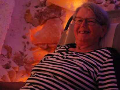 Erika Hellmers aus Steinhausen: &bdquo;Dreimal war ich hier und bin schon gespannt auf meinen n&auml;chsten Arztbesuch. Der kann messen, wie sich mein Asthma entwickelt hat und ich denke, er wird mit mir zufrieden sein. Seit ich in die Salzgrotte gehe, bekomme ich auch bei der sommerlichen Hitze drau&szlig;en viel besser Luft. Seit zwei Wochen habe ich schon meinen Notfall-Inhalator nicht mehr gebraucht.&ldquo;