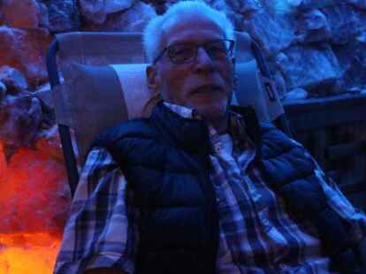 J&uuml;rgen Galle aus Bockhorn: &bdquo;Ich habe COPD, das ist so etwas wie eine permanente Entz&uuml;ndung in der Lunge. Es ist f&uuml;r mich sehr angenehm, die salzige Luft zu atmen. Ich wollte das hier einfach mal ausprobieren und bin zufrieden.&ldquo;