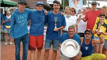 Die Erstplatzierten: (in blauen Shirts) der neue deutsche Meister 1. S&ouml;deler Klickerverein III, (wei&szlig;e Shirts) Vizemeister TV Sandhatten (Ingrid Marten, Edeltraud Delias, Klaus Delias, Andreas B&ouml;schen) und (gelb-schwarz)  SV Jennelt-Uttum 58 II.