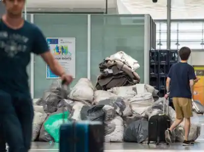 Nichts geht mehr: Wolldecken und Wasserkisten sind im Geb&auml;ude von Terminal 2 des Flughafens im Check-In Areal gestapelt. Infolge einer Sicherheitspanne waren fast 330 Fl&uuml;ge zwischen Samstagmorgen und Sonntagnachmittag ausgefallen.