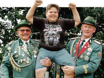 Marius Otten von der Kompanie IV Tweel/Tannenkamp hei&szlig;t der neuen Kinderk&ouml;nig in Garrel.  Brudermeister Gerrhard G&ouml;ken (r.) und Jugendobmann Clemens Nording lie&szlig;en ihn Hochleben.