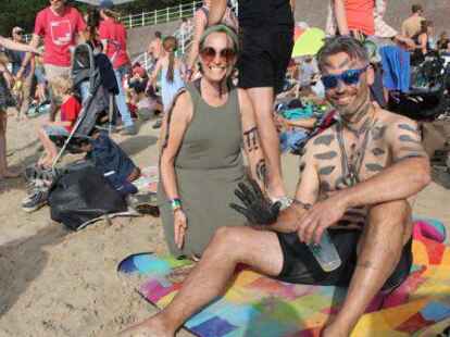 Das Watt-en-Schlick-Festival in Dangast ist nicht nur bekannt f&uuml;r seine abwechslungsreichen Acts und die einzigartige Festival-Stimmung direkt am Wattenmeer, sondern auch f&uuml;r das wohl vielf&auml;ltigste Publikum, das ein Festival  &uuml;berhaupt haben kann. Wir haben hier ein paar Impressionen f&uuml;r euch, vor allem von den bunt gemischten G&auml;sten auf dem Watt-en-Schlick!