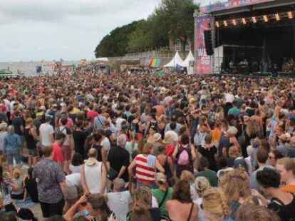 Das Watt-en-Schlick-Festival in Dangast ist nicht nur bekannt f&uuml;r seine abwechslungsreichen Acts und die einzigartige Festival-Stimmung direkt am Wattenmeer, sondern auch f&uuml;r das wohl vielf&auml;ltigste Publikum, das ein Festival  &uuml;berhaupt haben kann. Wir haben hier ein paar Impressionen f&uuml;r euch, vor allem von den bunt gemischten G&auml;sten auf dem Watt-en-Schlick!