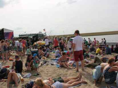 Das Watt-en-Schlick-Festival in Dangast ist nicht nur bekannt f&uuml;r seine abwechslungsreichen Acts und die einzigartige Festival-Stimmung direkt am Wattenmeer, sondern auch f&uuml;r das wohl vielf&auml;ltigste Publikum, das ein Festival  &uuml;berhaupt haben kann. Wir haben hier ein paar Impressionen f&uuml;r euch, vor allem von den bunt gemischten G&auml;sten auf dem Watt-en-Schlick!