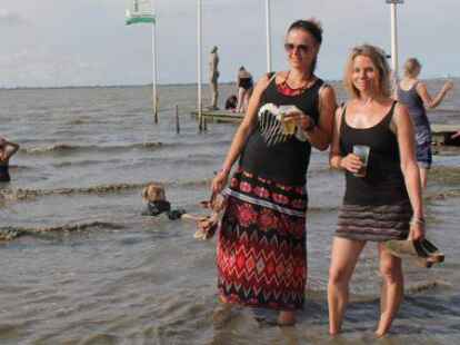 Das Watt-en-Schlick-Festival in Dangast ist nicht nur bekannt f&uuml;r seine abwechslungsreichen Acts und die einzigartige Festival-Stimmung direkt am Wattenmeer, sondern auch f&uuml;r das wohl vielf&auml;ltigste Publikum, das ein Festival  &uuml;berhaupt haben kann. Wir haben hier ein paar Impressionen f&uuml;r euch, vor allem von den bunt gemischten G&auml;sten auf dem Watt-en-Schlick!