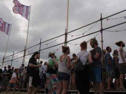 Das Watt-en-Schlick-Festival in Dangast ist nicht nur bekannt f&uuml;r seine abwechslungsreichen Acts und die einzigartige Festival-Stimmung direkt am Wattenmeer, sondern auch f&uuml;r das wohl vielf&auml;ltigste Publikum, das ein Festival  &uuml;berhaupt haben kann. Wir haben hier ein paar Impressionen f&uuml;r euch, vor allem von den bunt gemischten G&auml;sten auf dem Watt-en-Schlick!