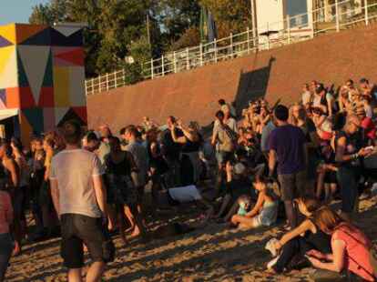 Das Watt-en-Schlick-Festival in Dangast ist nicht nur bekannt f&uuml;r seine abwechslungsreichen Acts und die einzigartige Festival-Stimmung direkt am Wattenmeer, sondern auch f&uuml;r das wohl vielf&auml;ltigste Publikum, das ein Festival  &uuml;berhaupt haben kann. Wir haben hier ein paar Impressionen f&uuml;r euch, vor allem von den bunt gemischten G&auml;sten auf dem Watt-en-Schlick!