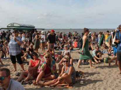 Das Watt-en-Schlick-Festival in Dangast ist nicht nur bekannt f&uuml;r seine abwechslungsreichen Acts und die einzigartige Festival-Stimmung direkt am Wattenmeer, sondern auch f&uuml;r das wohl vielf&auml;ltigste Publikum, das ein Festival  &uuml;berhaupt haben kann. Wir haben hier ein paar Impressionen f&uuml;r euch, vor allem von den bunt gemischten G&auml;sten auf dem Watt-en-Schlick!