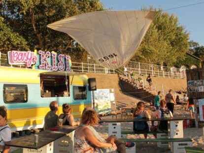 Das Watt-en-Schlick-Festival in Dangast ist nicht nur bekannt f&uuml;r seine abwechslungsreichen Acts und die einzigartige Festival-Stimmung direkt am Wattenmeer, sondern auch f&uuml;r das wohl vielf&auml;ltigste Publikum, das ein Festival  &uuml;berhaupt haben kann. Wir haben hier ein paar Impressionen f&uuml;r euch, vor allem von den bunt gemischten G&auml;sten auf dem Watt-en-Schlick!