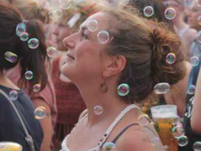 Das Watt-en-Schlick-Festival in Dangast ist nicht nur bekannt f&uuml;r seine abwechslungsreichen Acts und die einzigartige Festival-Stimmung direkt am Wattenmeer, sondern auch f&uuml;r das wohl vielf&auml;ltigste Publikum, das ein Festival  &uuml;berhaupt haben kann. Wir haben hier ein paar Impressionen f&uuml;r euch, vor allem von den bunt gemischten G&auml;sten auf dem Watt-en-Schlick!