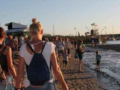 Das Watt-en-Schlick-Festival in Dangast ist nicht nur bekannt f&uuml;r seine abwechslungsreichen Acts und die einzigartige Festival-Stimmung direkt am Wattenmeer, sondern auch f&uuml;r das wohl vielf&auml;ltigste Publikum, das ein Festival  &uuml;berhaupt haben kann. Wir haben hier ein paar Impressionen f&uuml;r euch, vor allem von den bunt gemischten G&auml;sten auf dem Watt-en-Schlick!